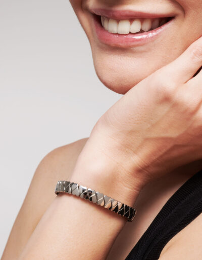 Model wearing a Silver-coloured flex bracelet with hearts in a row