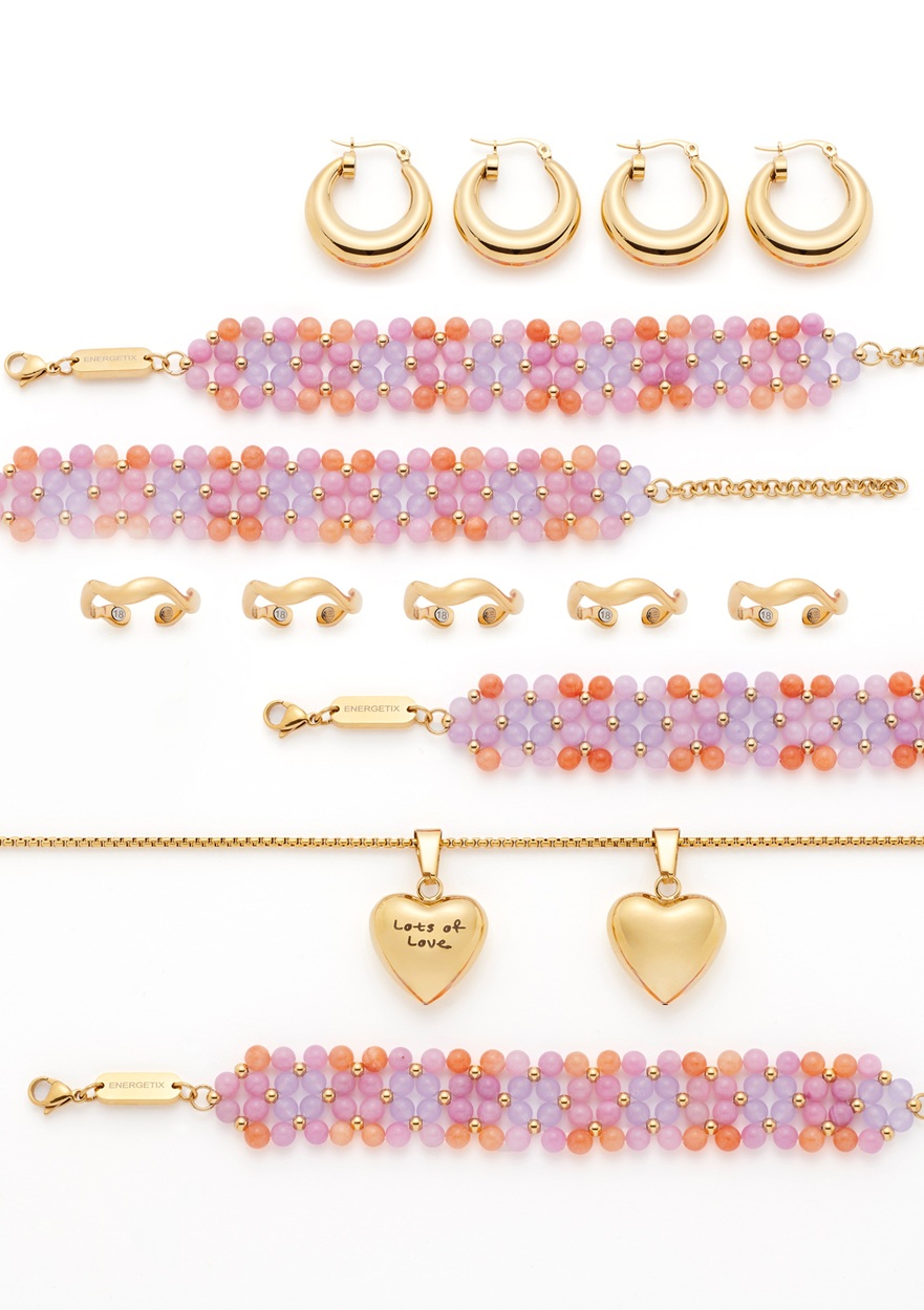 Rows of woven magnetic bracelets with gemstone beads made of rose quartz and jade in pink, orange and violet. Gold-coloured elements add elegant accents. Also gold-coloured creol earrings and gold heart-shaped pendants and gold, wavey design rings